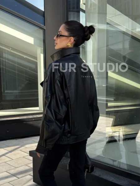 Женская кожаная куртка с двойным воротником, пышными рукавами реглан - фото 17