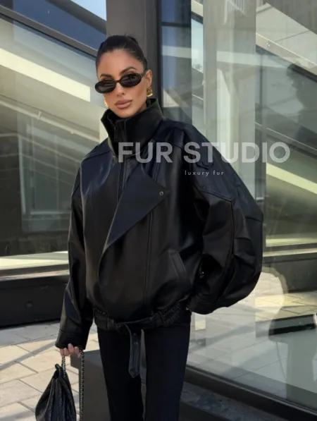 Женская кожаная куртка с двойным воротником, пышными рукавами реглан - фото 11