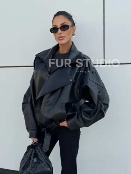 Женская кожаная куртка с двойным воротником, пышными рукавами реглан - фото 10