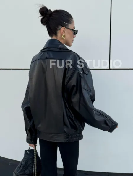 Женская кожаная куртка с двойным воротником, пышными рукавами реглан - фото 9