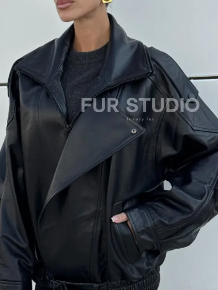 Женская кожаная куртка с двойным воротником, пышными рукавами реглан - фото 4