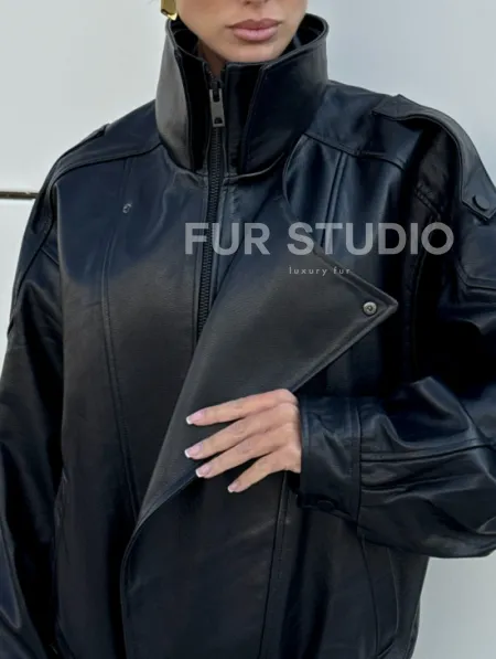 Женская кожаная куртка с двойным воротником, пышными рукавами реглан - фото 5