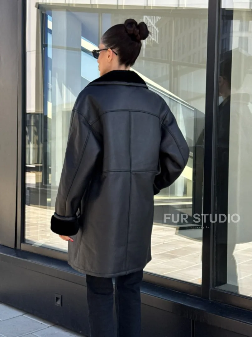 Черная женская дубленка на запах с поясом - фото 5