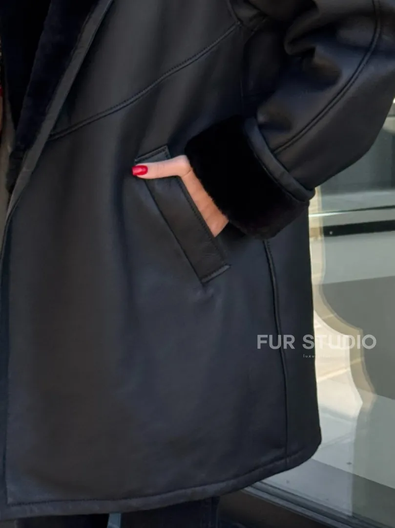 Черная женская дубленка на запах с поясом - фото 1