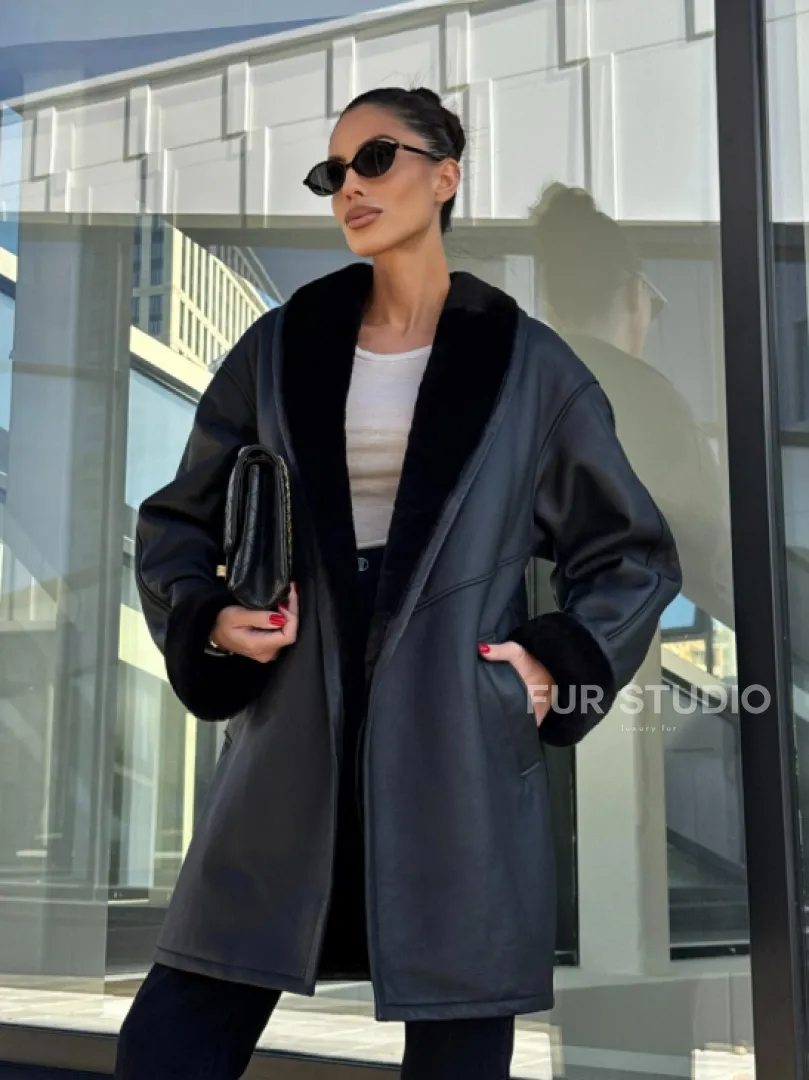 Черная женская дубленка на запах с поясом - фото 7