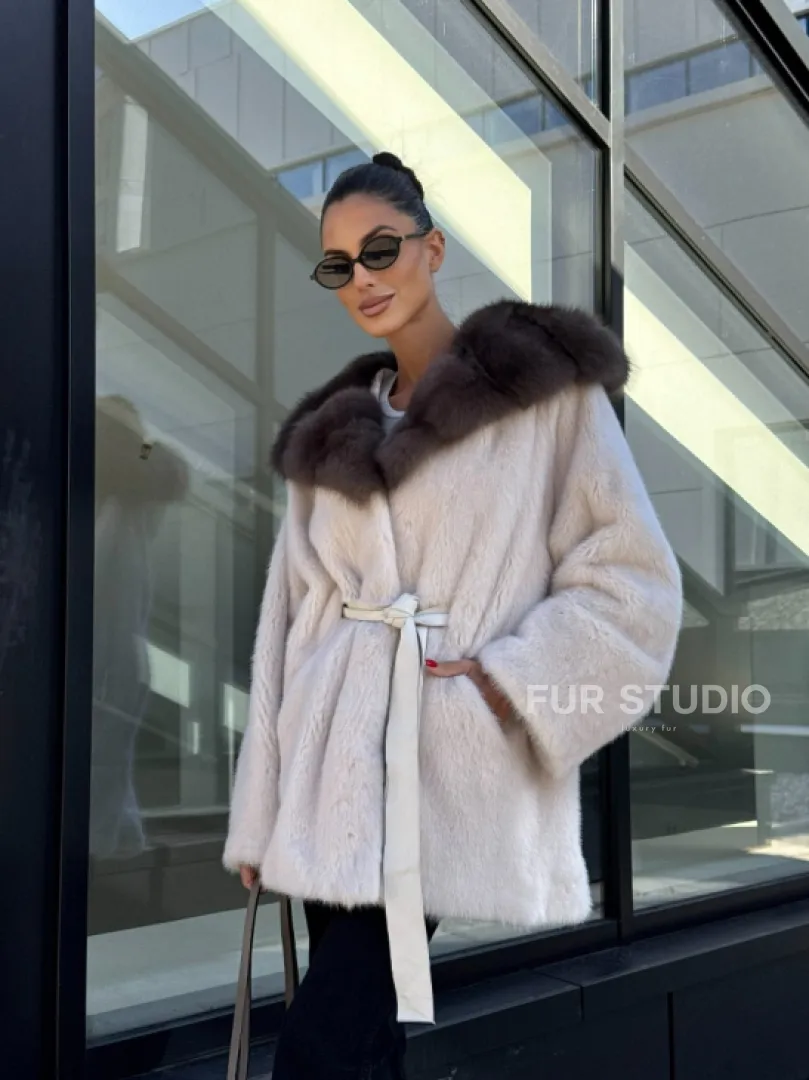 Полушубок из светлой норки с капюшоном куница с поясом - фото 10