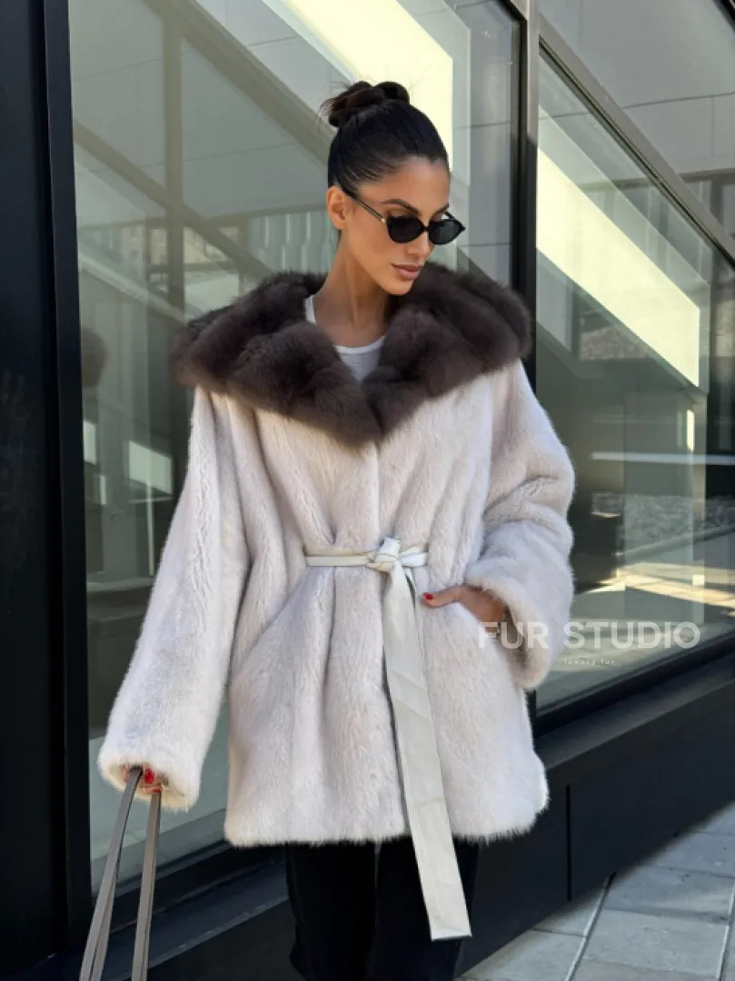 Полушубок из светлой норки с капюшоном куница с поясом - фото 5