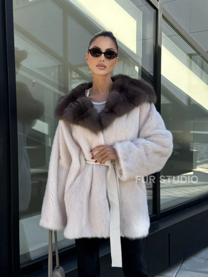 Полушубок из светлой норки с капюшоном куница с поясом - фото 9