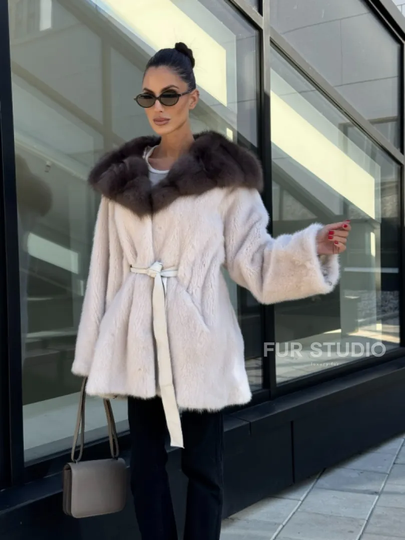 Полушубок из светлой норки с капюшоном куница с поясом - фото 7