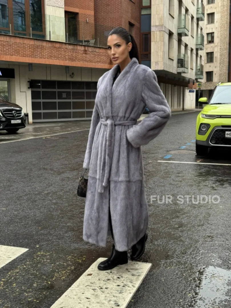 Шуба из голубой скандинавской норки без воротника с поясом “Fashion trend 2024-2025“ - фото 12