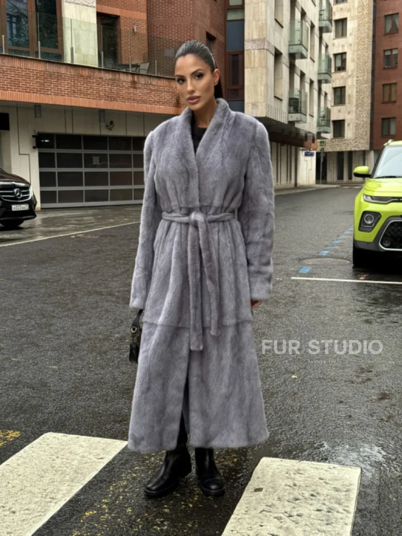 Шуба из голубой скандинавской норки без воротника с поясом “Fashion trend 2024-2025“ - фото 11