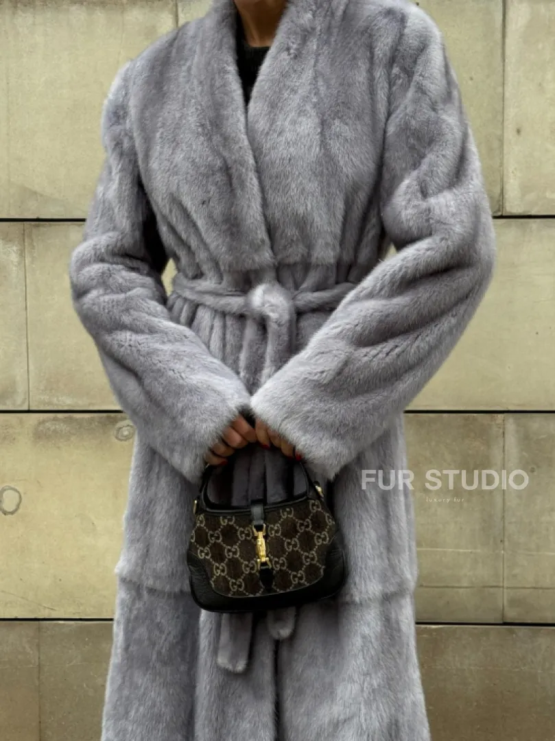 Шуба из голубой скандинавской норки без воротника с поясом “Fashion trend 2024-2025“ - фото 2