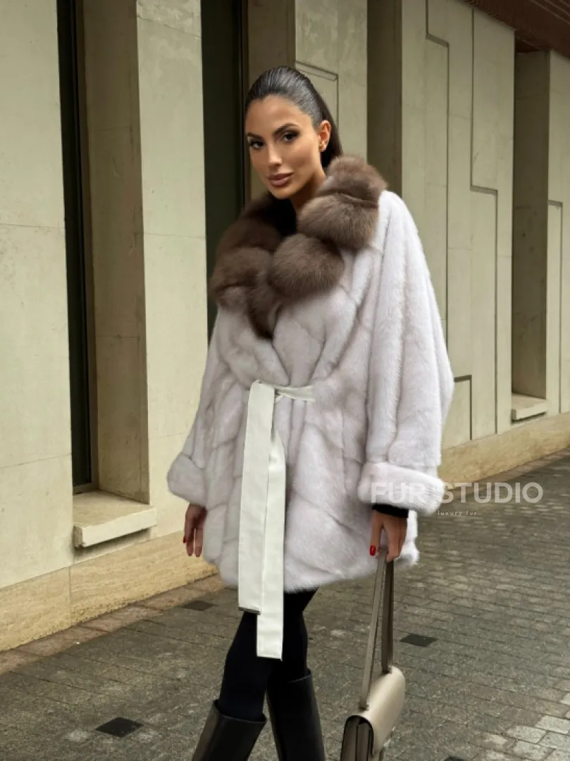 Шуба Oversize из норки с потайным поясом и английским воротником из меха куницы