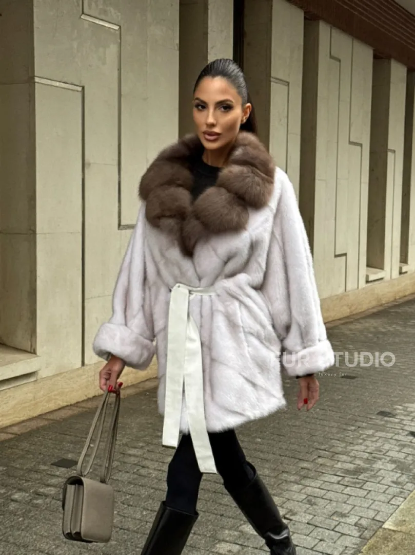 Шуба Oversize из норки с потайным поясом и английским воротником из меха куницы