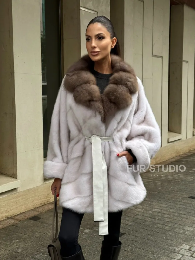 Шуба Oversize из норки с потайным поясом и английским воротником из меха куницы