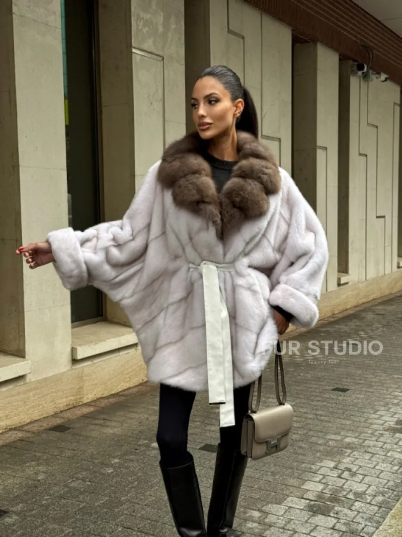 Шуба Oversize из норки с потайным поясом и английским воротником из меха куницы