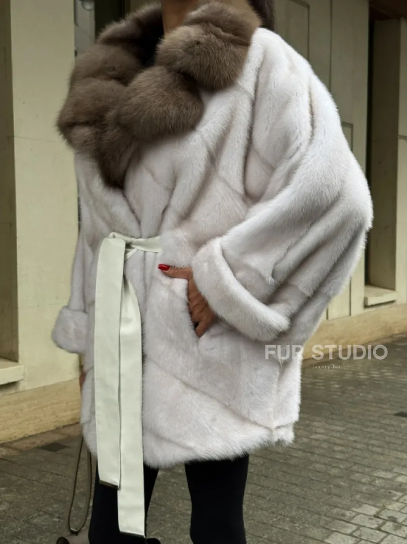 Шуба Oversize из норки с потайным поясом и английским воротником из меха куницы