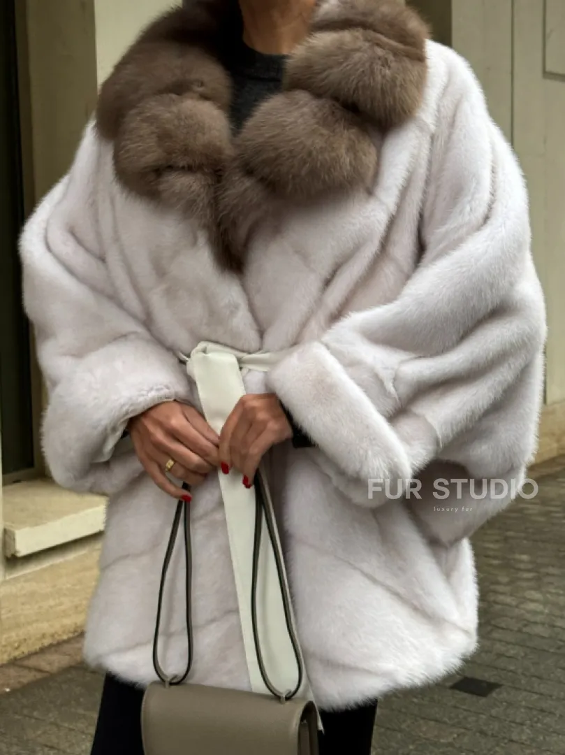 Шуба Oversize из норки с потайным поясом и английским воротником из меха куницы