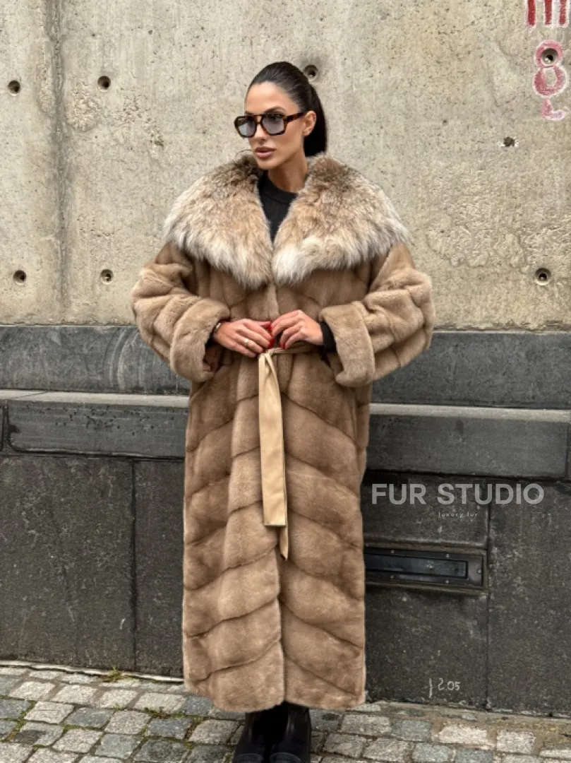 Длинная шуба кимоно из норки Pastel с капюшоном из меха рыси - фото 0