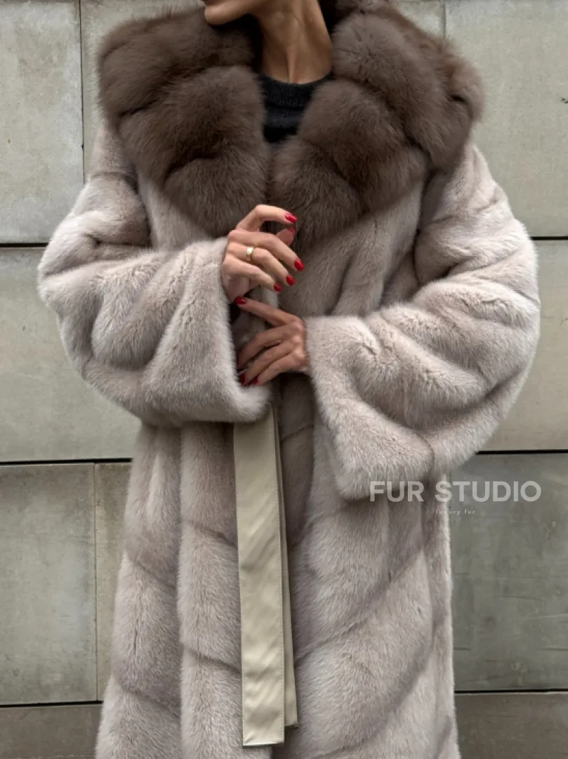 Длинная норковая шуба прямого кроя с капюшоном из меха куницы - фото 2
