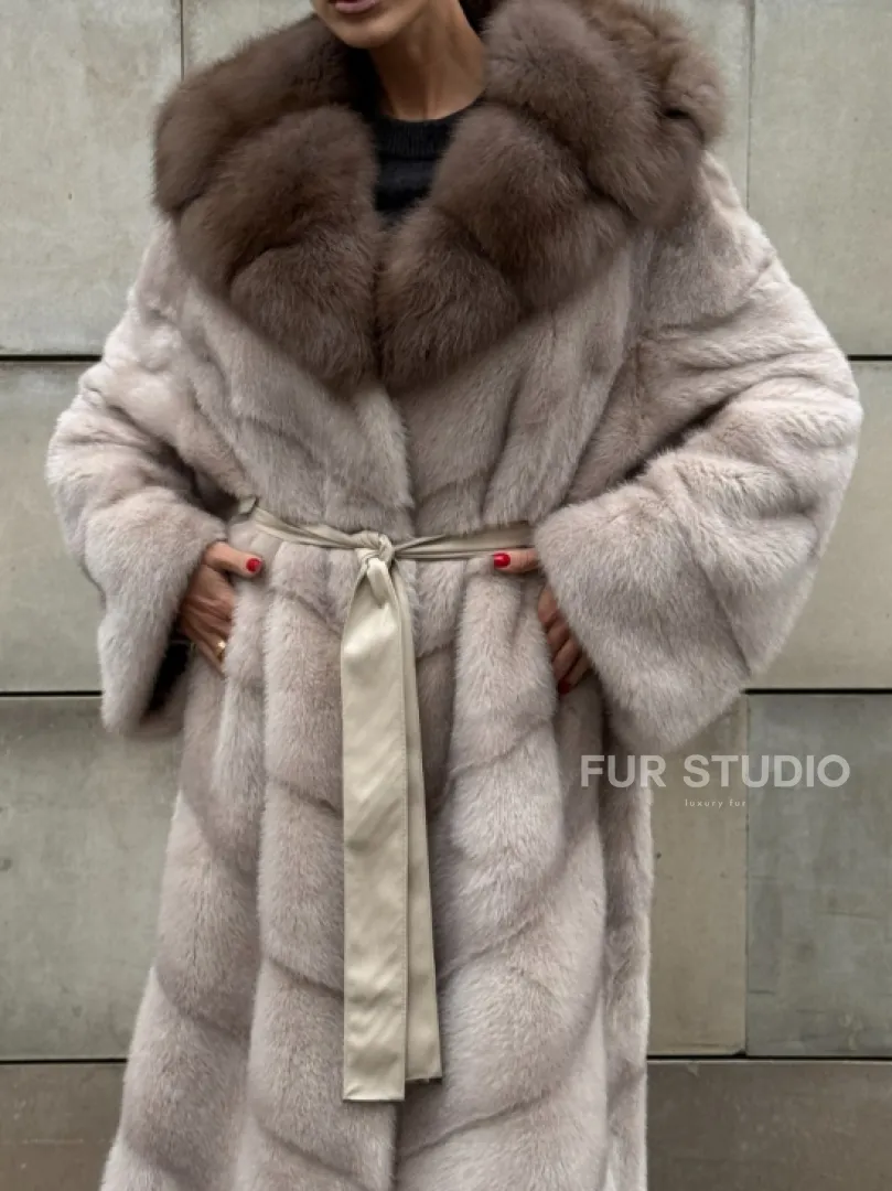 Длинная норковая шуба прямого кроя с капюшоном из меха куницы - фото 3