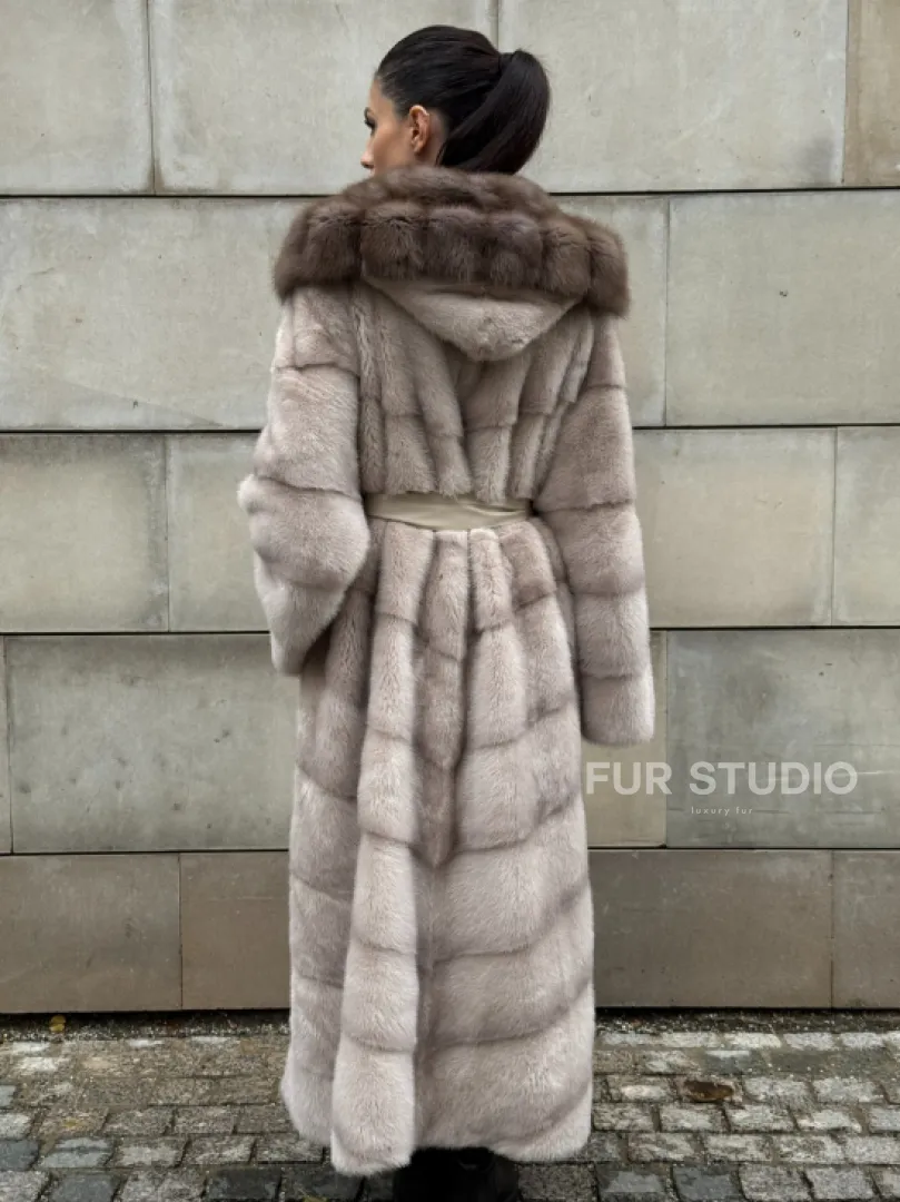 Длинная норковая шуба прямого кроя с капюшоном из меха куницы - фото 6
