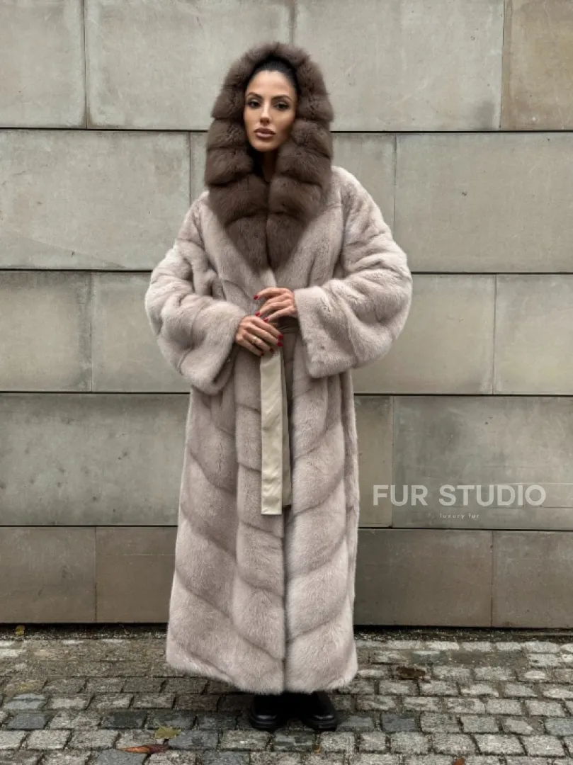 Длинная норковая шуба прямого кроя с капюшоном из меха куницы - фото 9