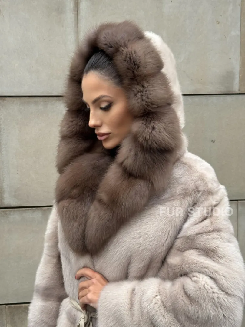 Длинная норковая шуба прямого кроя с капюшоном из меха куницы - фото 5