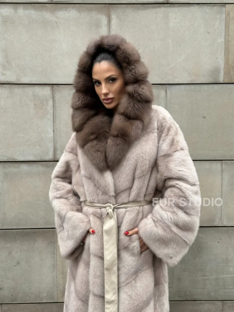 Длинная норковая шуба прямого кроя с капюшоном из меха куницы - фото 12