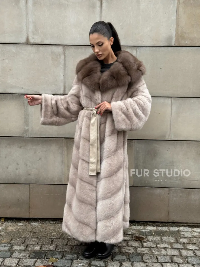 Длинная норковая шуба прямого кроя с капюшоном из меха куницы - фото 11