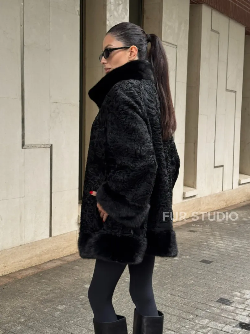 Черное полупальто из меха каракульчи, стойка воротник и манжет из норки - фото 11