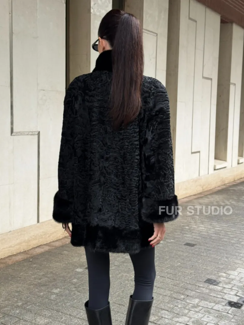 Черное полупальто из меха каракульчи, стойка воротник и манжет из норки - фото 10