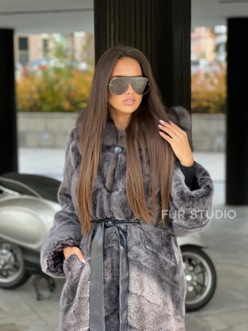 Шуба из аукционной норки с капюшоном куница цвет графит-хамелеон - фото 2