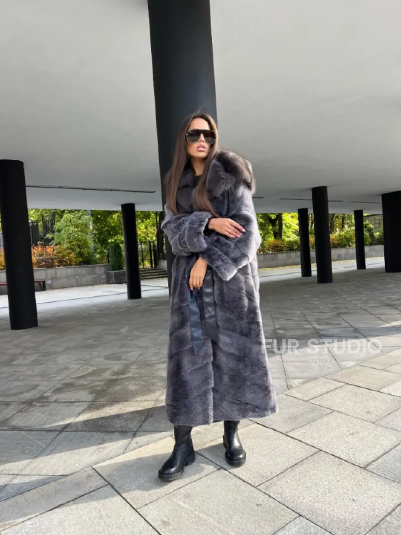Шуба из аукционной норки с капюшоном куница цвет графит-хамелеон - фото 8