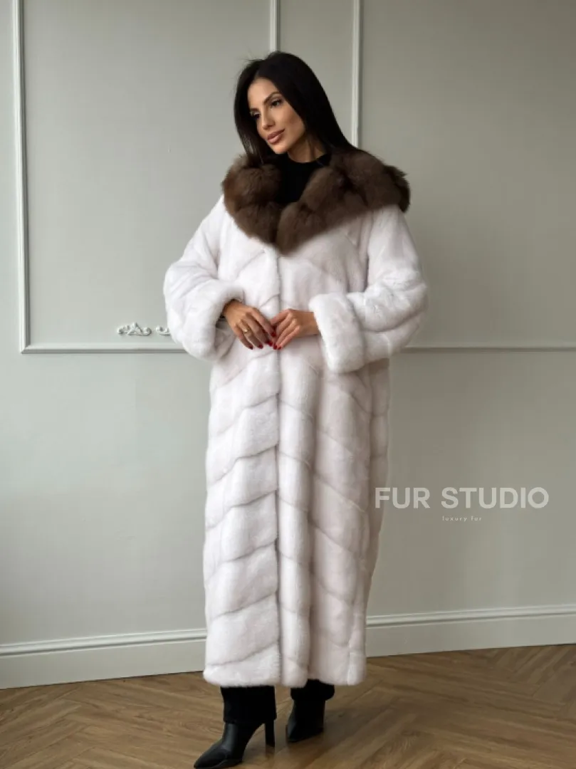Шуба фасон кимоно из аукционной норки с капюшоном кобра из меха куницы