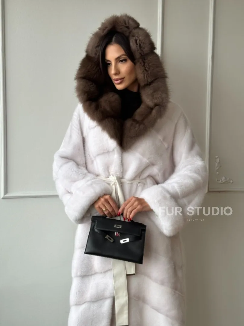 Шуба фасон кимоно из аукционной норки с капюшоном кобра из меха куницы