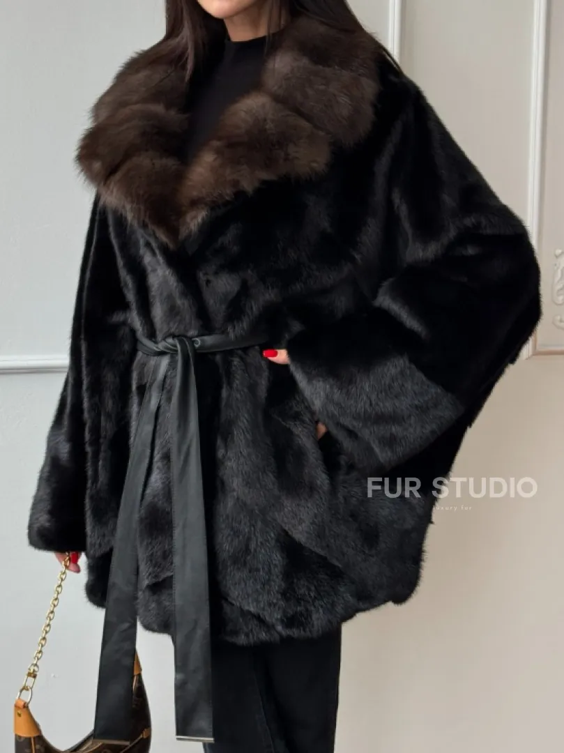 Летучая мышь из норки Black с воротником из меха куницы