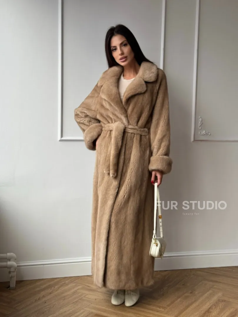 Длинная модная шуба кимоно из меха скандинавской норки со шлицей - фото 9