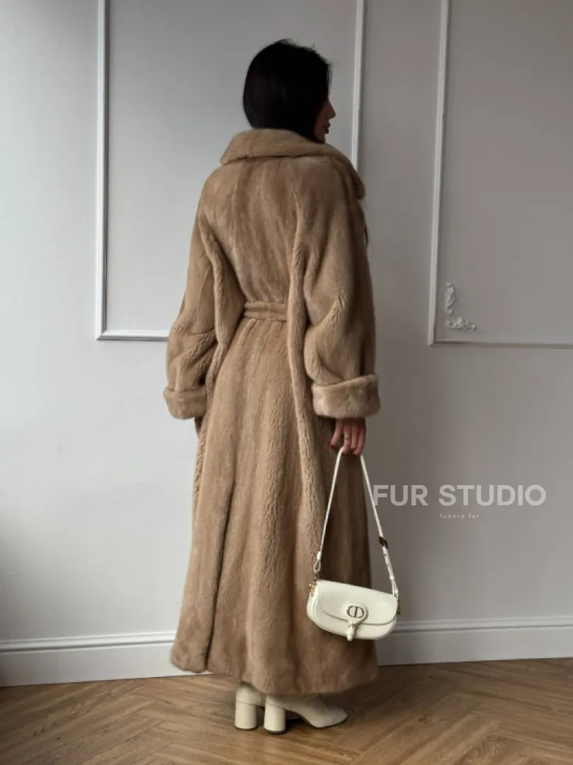 Длинная модная шуба кимоно из меха скандинавской норки со шлицей - фото 8