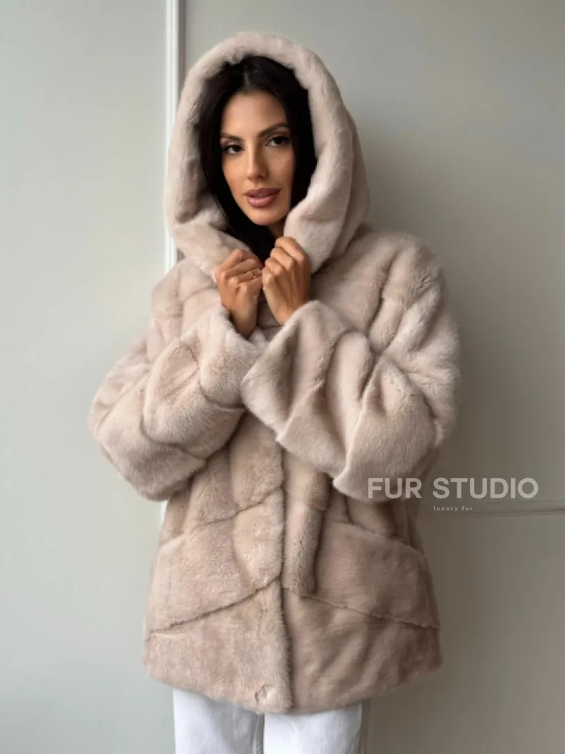 Меховая куртка - шуба из меха норки с капюшоном в цвете пудра - фото 0