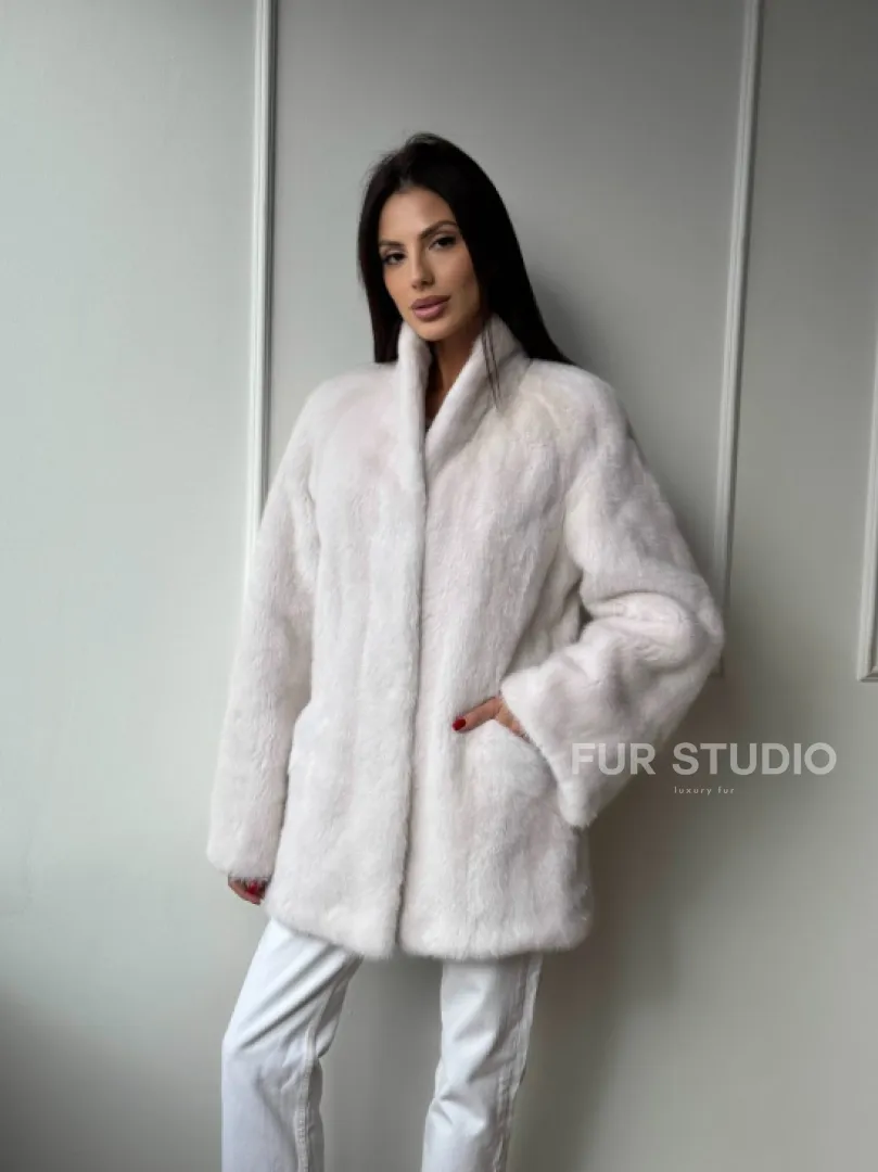Белый меховой жакет из норки с V-образным воротником и поясом - фото 12