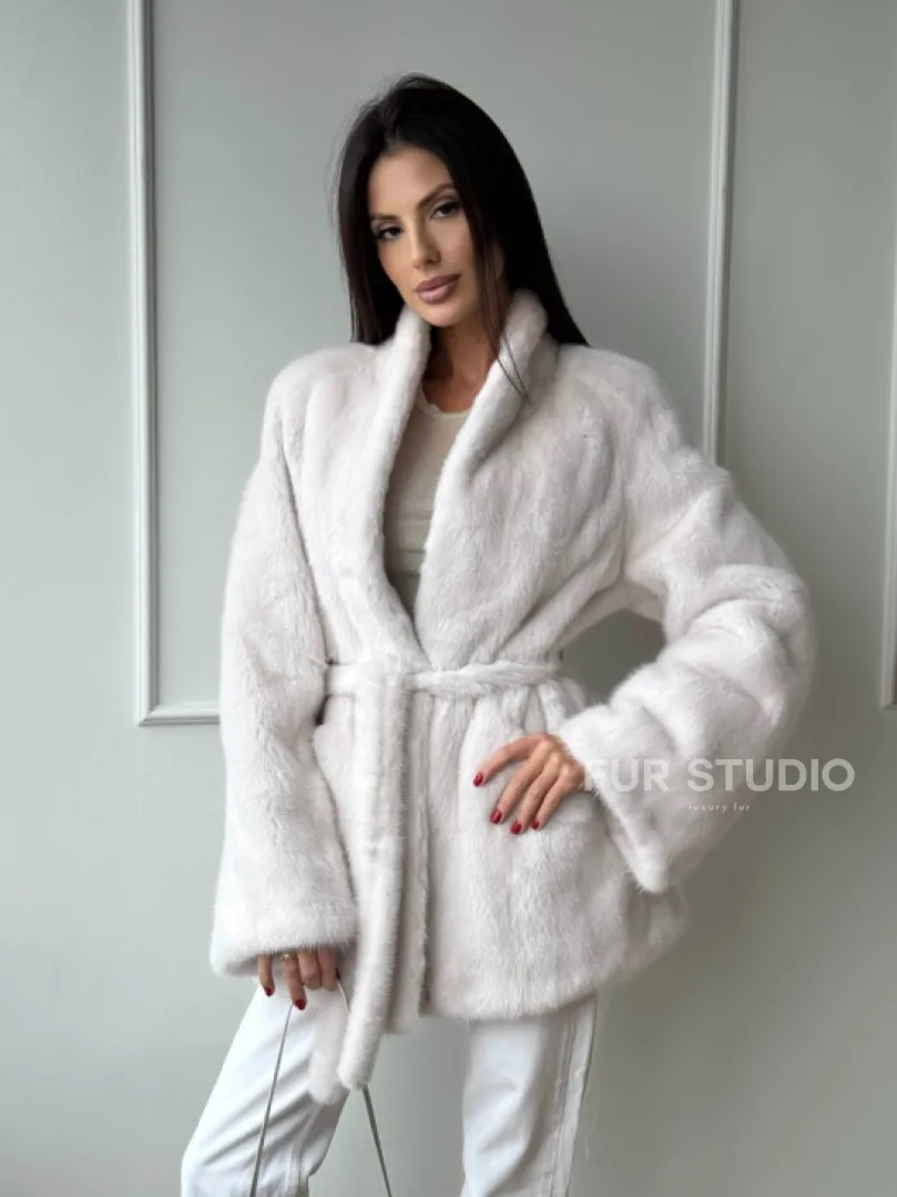 Белый меховой жакет из норки с V-образным воротником и поясом - фото 8