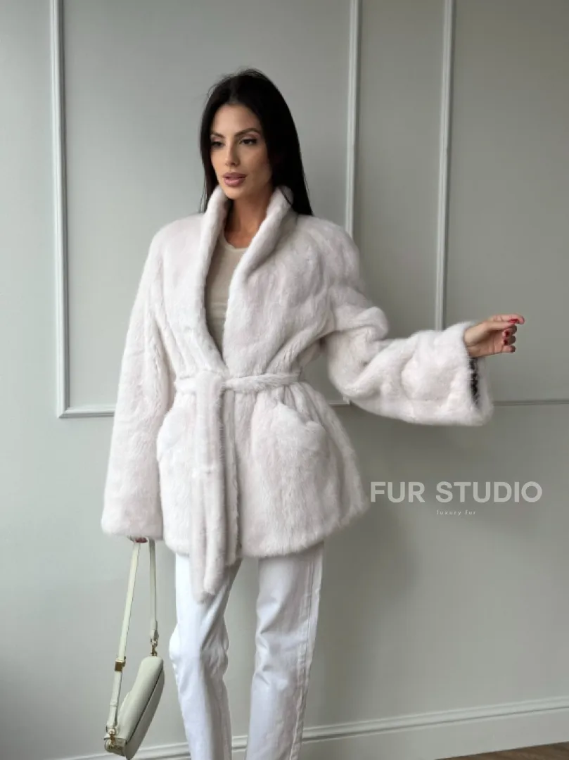 Белый меховой жакет из норки с V-образным воротником и поясом - фото 11