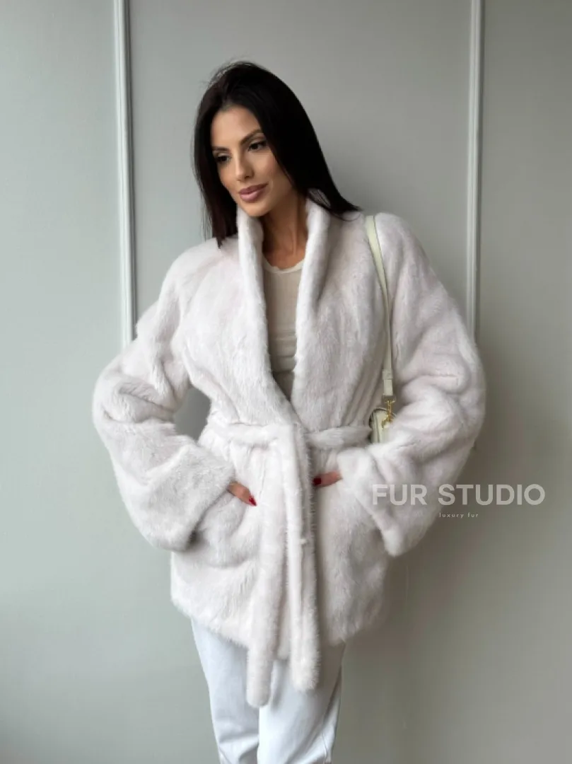 Белый меховой жакет из норки с V-образным воротником и поясом