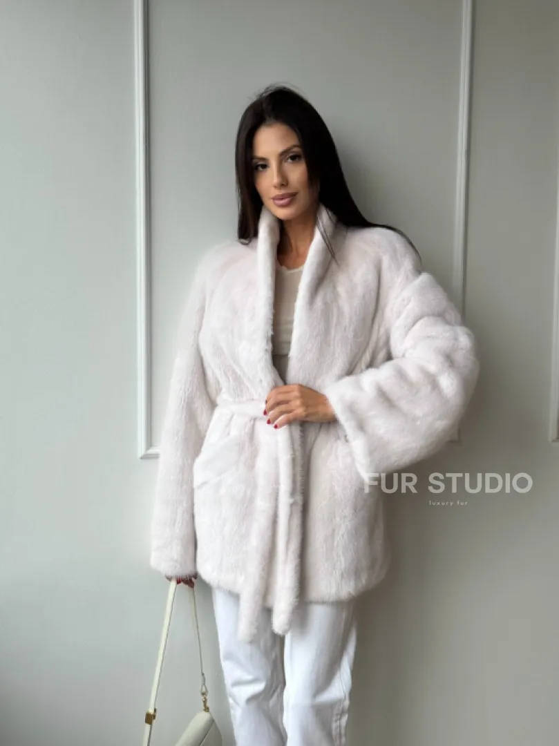 Белый меховой жакет из норки с V-образным воротником и поясом