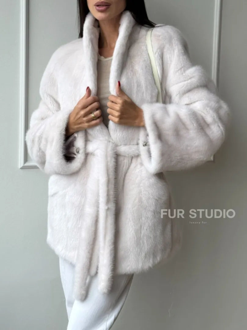 Белый меховой жакет из норки с V-образным воротником и поясом