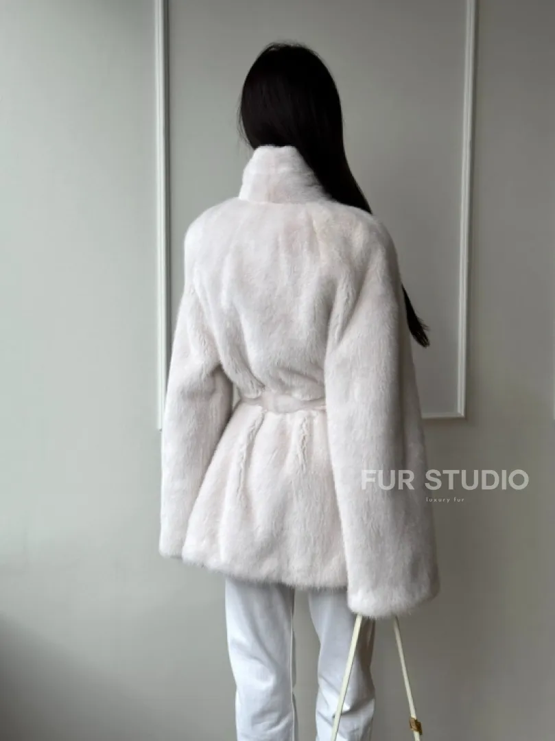 Белый меховой жакет из норки с V-образным воротником и поясом