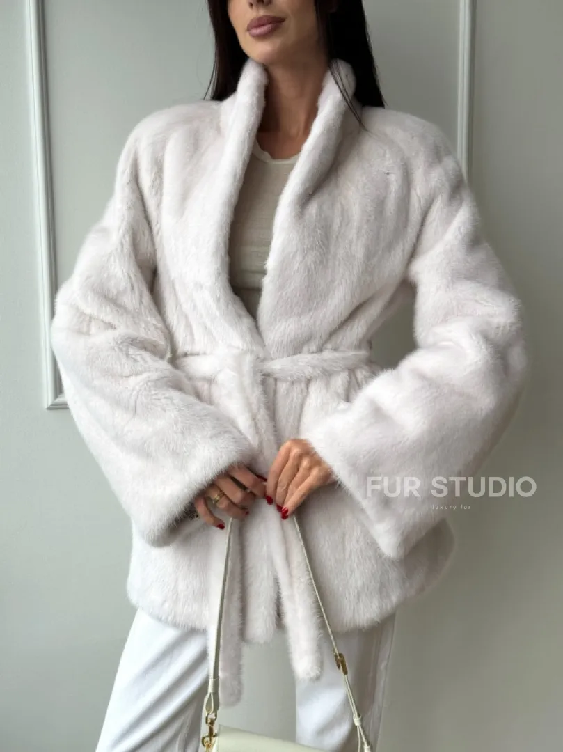 Белый меховой жакет из норки с V-образным воротником и поясом - фото 3