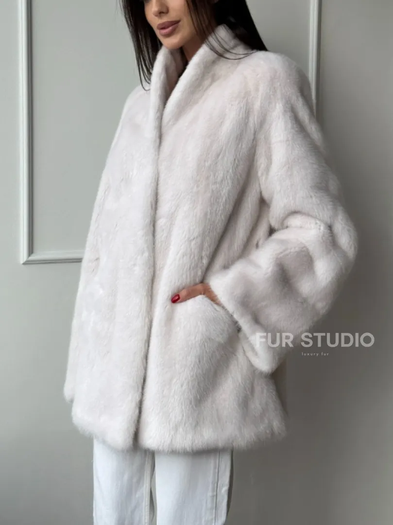 Белый меховой жакет из норки с V-образным воротником и поясом