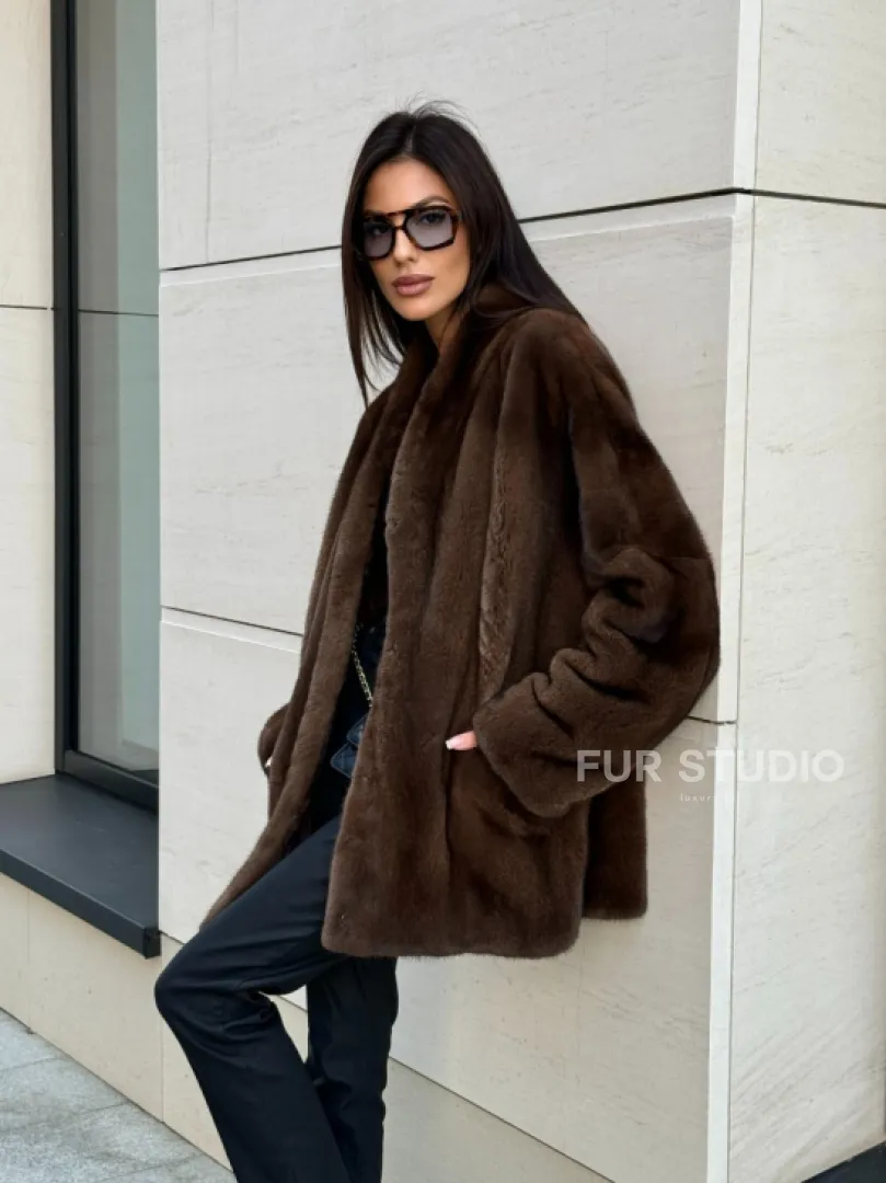 Стильная шубка из меха норки SAGA FURS  в цвете соболь